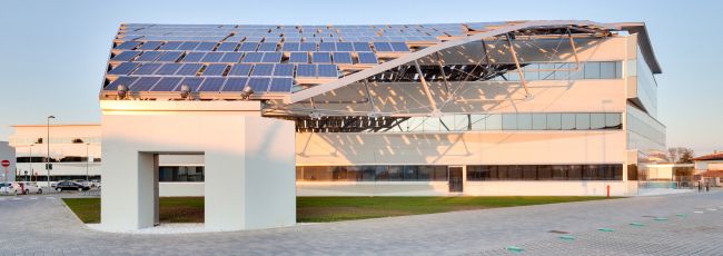 Pannelli fotovoltaici in copertura nel progetto Saetta fotovoltaica della nuova sede Arval di Firenze