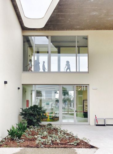 Spazi verdi e grandi vetrate caratterizzano la nuova scuola di Cernusco sul Naviglio