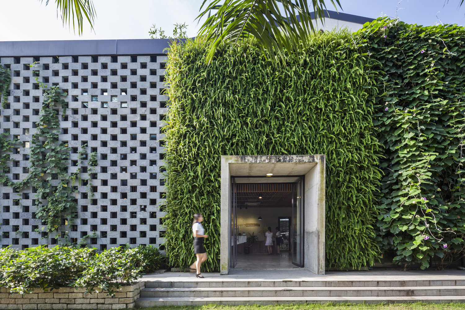 La nuova fabbrica Desino in Vietnam ricoperta da pareti verdi 