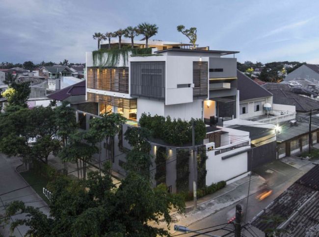 Costruita una casa sostenibile a Jakarta circondata dalle piante