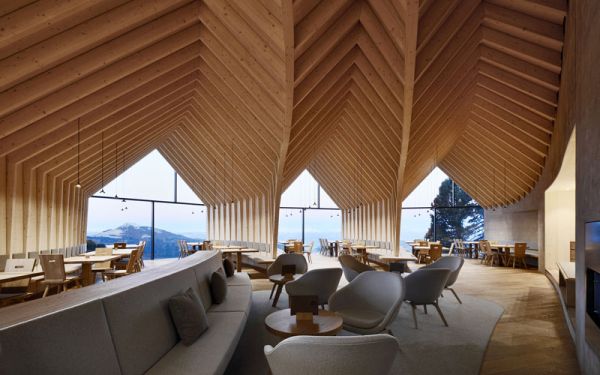 Il legno caratterizza il rifugio eco-sostenibile Oberholz 