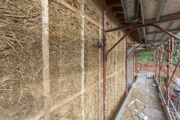 I vantaggi delle case in paglia: materiale sostenibile e ad alto isolamento termico