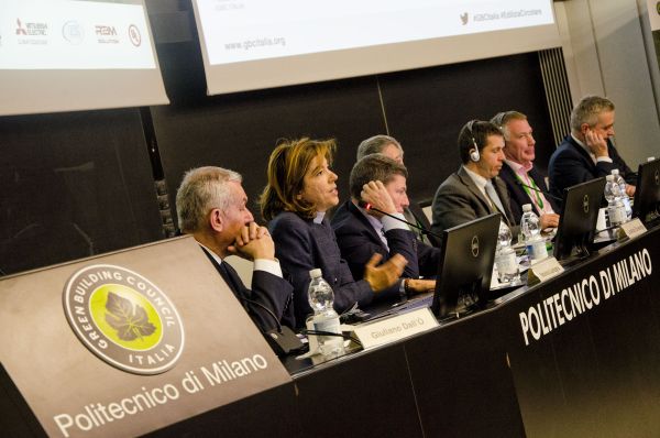 Un momento della tavola rotonda al Politecnico di Milano sul tema della decarbonizzazione del settore delle costruzioni