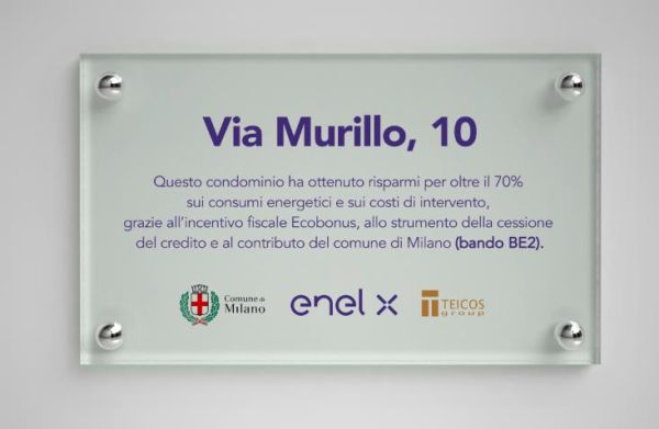 targa che attesta il risparmio energetico del condominio di viale Murillo a Milano 