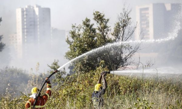 Pompieri alle prese con le fiamme