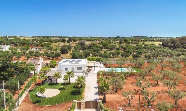 Pannelli fotovoltaici installati su tetto della villa iChiani, edificio NZEB in Salento 