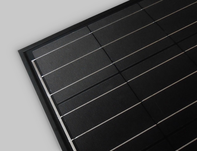 Moduli fotovoltaici completamente neri di Azimut in silicio monocristallino