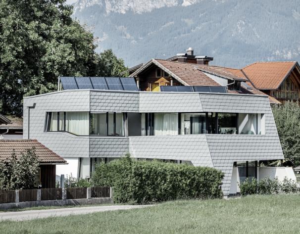 Una villa efficiente in Tirolo realizzata con scandole Prefa