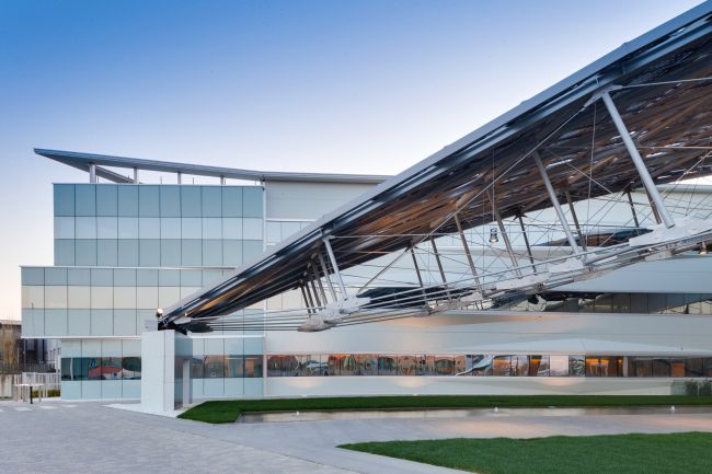 I pannelli fv delle vele della nuova sede Arval si appoggiano su una struttura reticolare in acciaio 
