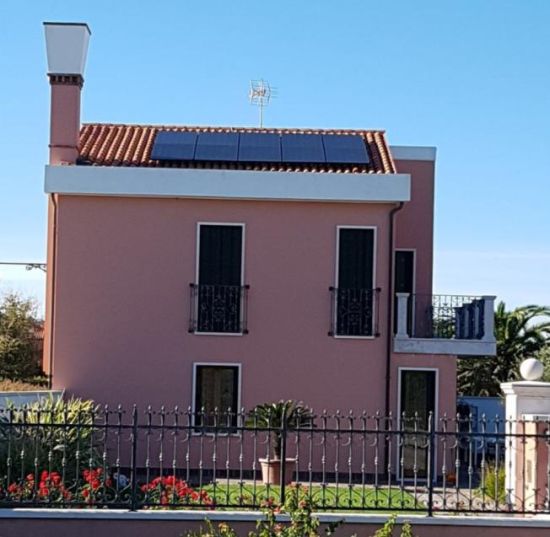 Moduli fotovoltaici vetro vetro Solarwatt installati in una villetta nella laguna di Venezia