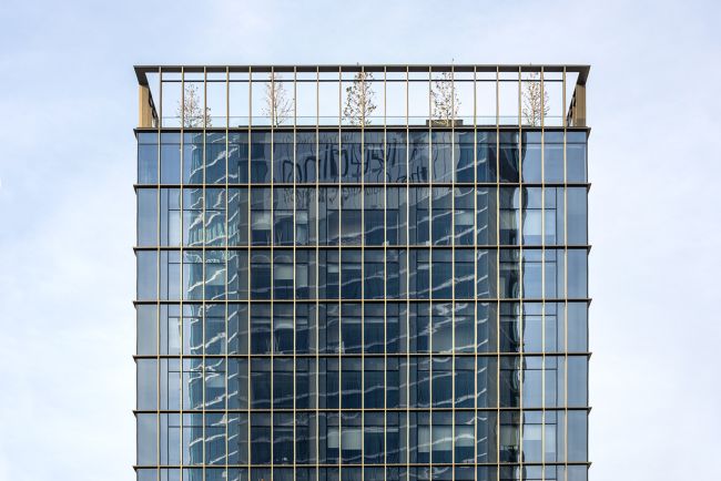 Griglia di elementi verticali e orizzontali che caratterizza la facciata della Torre Sassetti