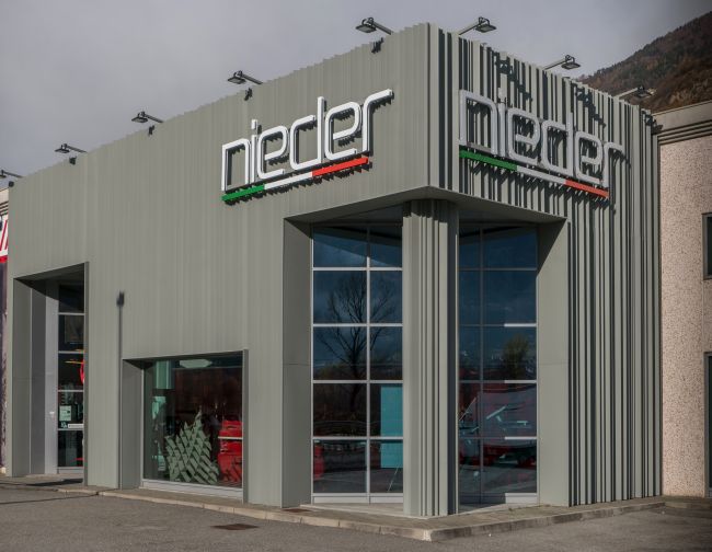 Facciata ventilata ISOTEC PARETE per la riqualificazione delle facciate dello Showroom Nieder