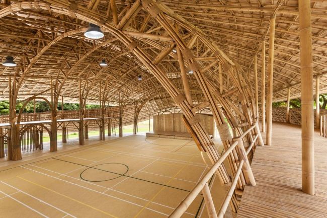 Il centro sportivo per la Panyaden International School realizzato in bambù