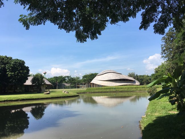 L’edificio della Sports Hall s’integra con il paesaggio naturalistico 