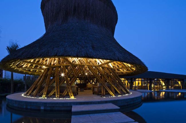 Il bar dell'eco resort vietnamita Naman Retreat Hay 