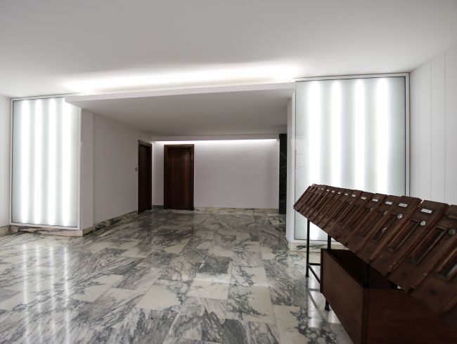Illuminazione LED negli spazi comuni dell'edificio riqualificato da Rebuilding network in via Novelli a Roma
