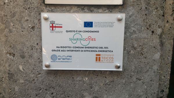 Targa efficienza energetica al condominio riqualificato di via Tito Livio a Milano, nell'ambito del progetto Sharing Cities