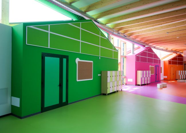 Tanti colori e materiali naturali per la scuola Pietro Nenni