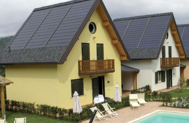 Tegosolar ® è la tegola fotovoltaica ad altissima tecnologia, integrata architettonicamente nella copertura.