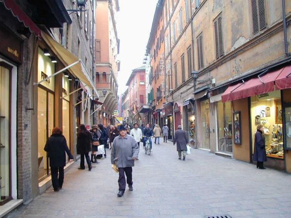 Strada pedonale del centro storico di Bologna