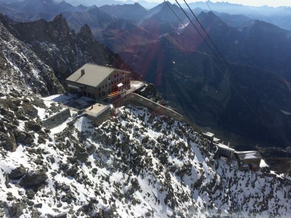 28 pannelli fotovoltaici installati sulla facciata sud del Rifugio Torino sul Monte Bianco