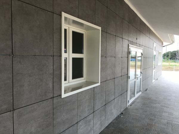 Rivestimento delle facciate con lastre in gres porcellanato di Emilceramica