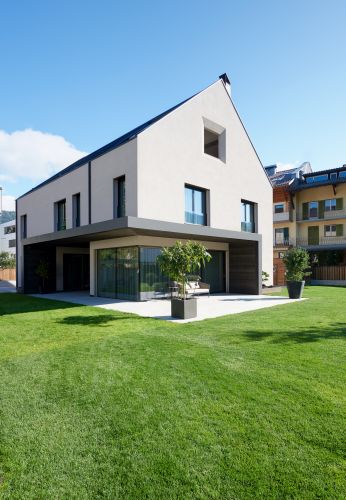 Grandi vetrate caratterizzano la nuova villa Rubner Haus in Val Pusteria 