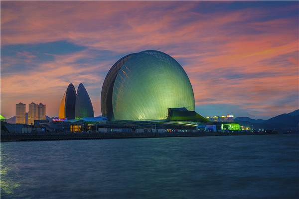 Il teatro dell’Opera di Zhuhai richiama il mare, la luna e le maree