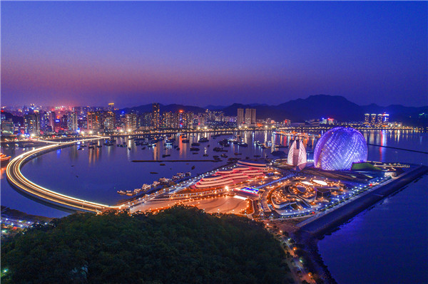 Il teatro dell’Opera di Zhuhai richiama il mare, la luna e le maree