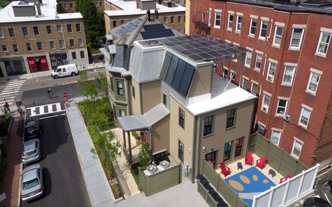 tre tipi diversi di tegole solari nell'edificio a Cambridge dedicato alle famiglie bisognose