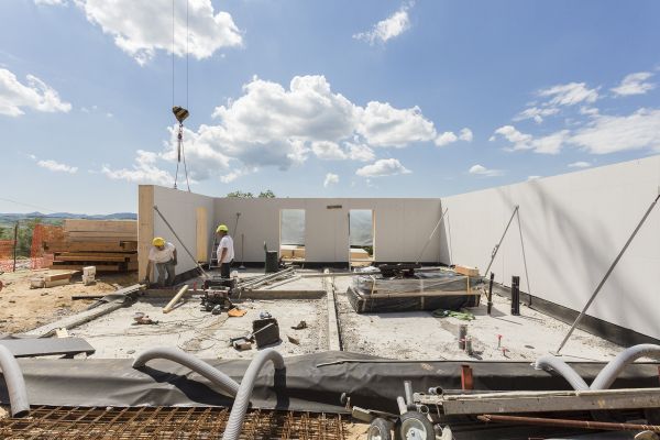 La fase costruttiva della casa in paglia realizzata in provincia di Pisa