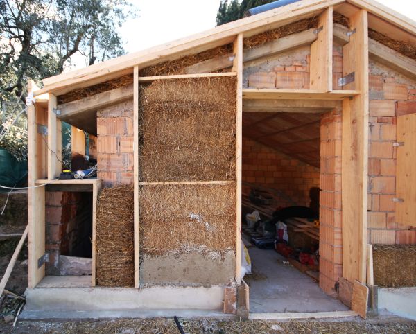 Il telaio in legno della casa e le balle di paglia come isolamento esterno 