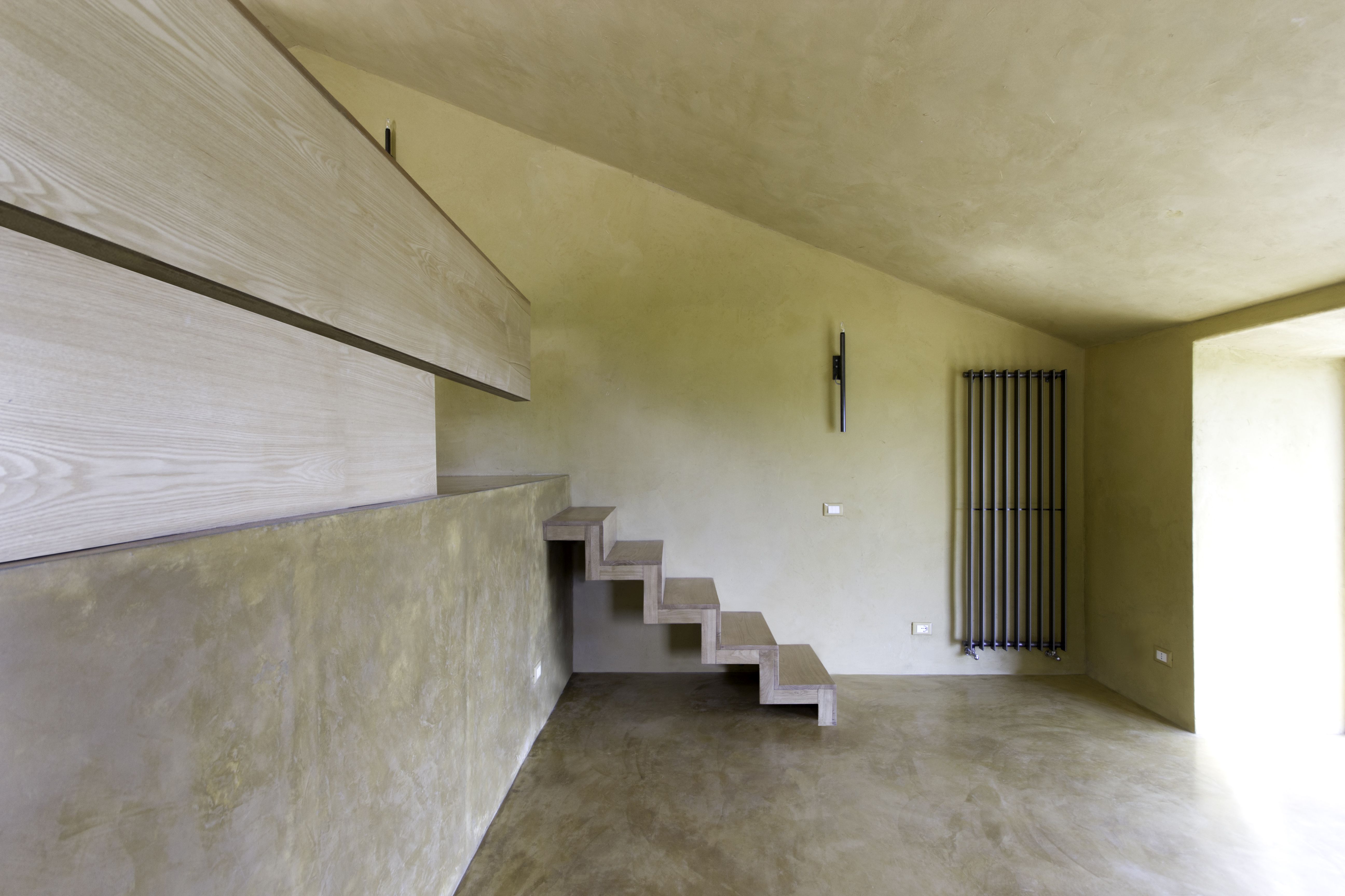 L’interno della casa di Pistoia con la scala di collegamento con il livello più alto dell’abitazione 