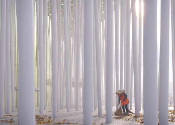 La foresta di bambù fornisce ombra alla facciata del Wuxi Show Theatre