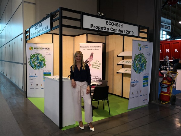 Giusy Giacone davanti allo stand di ECO Med