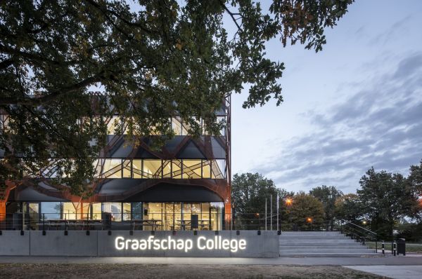Le facciate del Graafschap College con strisce alternate di vetro e pannelli di alluminio nero