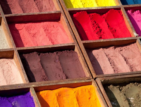 Le pitture naturali sono disponibili in una grande varietà di colori