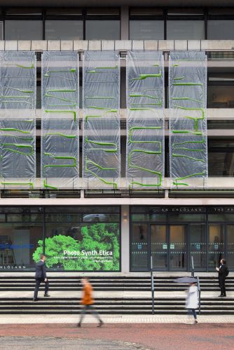 La facciata dell’edificio con le bioplastiche installate (foto ©Naaro)