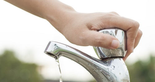 Chiudere i rubinetti per risparmiare acqua