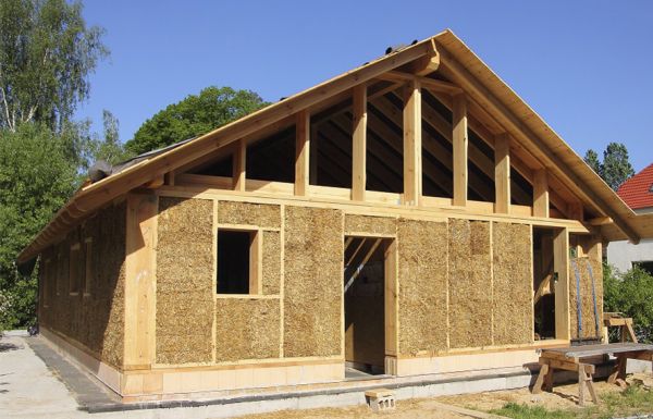 Edificio realizzato in paglia, materiale naturale