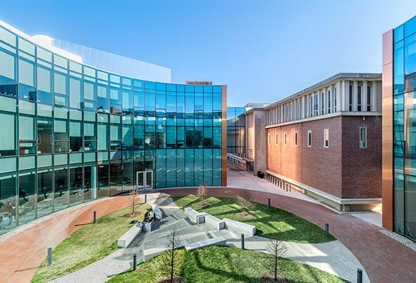 Il nuovo cortile interno della scuola di management del Massachusetts