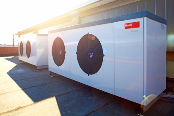 Ottimo comfort nei capannoni industriali grazie alle pompe di calore Hoval