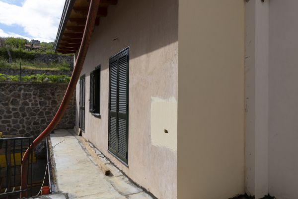 Cappotto isolante esterno con pannello Aeropan di Ama Composites in un'abitazione di Agerola