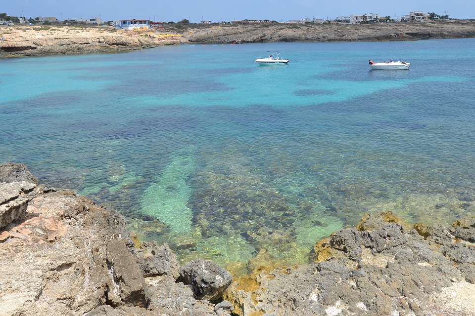 La trasformazione in eco-laboratori con energia pulita delle isole minori