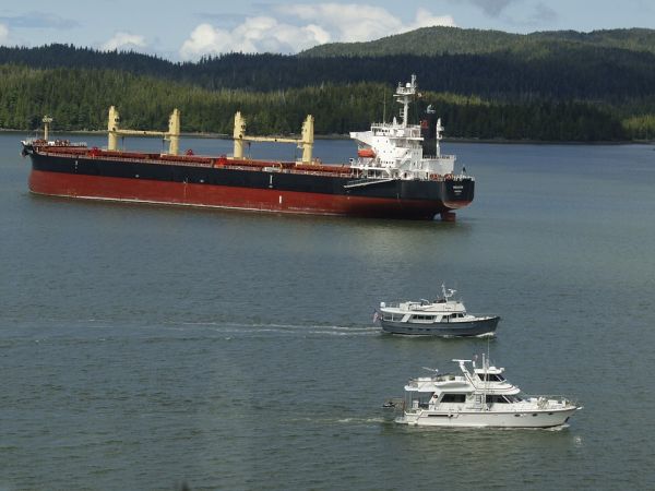 Le navi cisterna portano l'acqua potabile sulle isole