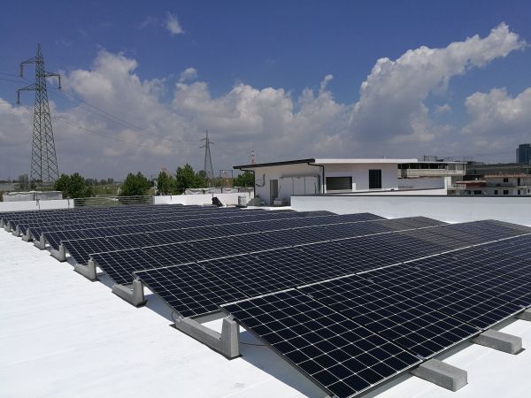 La crescita di Sun Ballast: il supporto per moduli fotovoltaici su copertura piana connect 10° posa verticale 