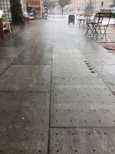 La pavimentazione The Climate Tile in caso di pioggia (credits Third Nature)