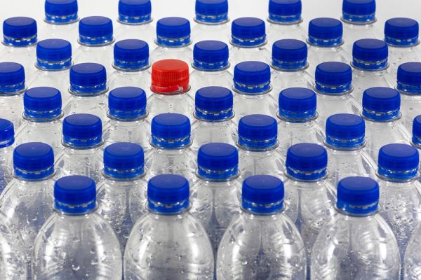 acqua in bottiglia, elemento critico per l'ambiente