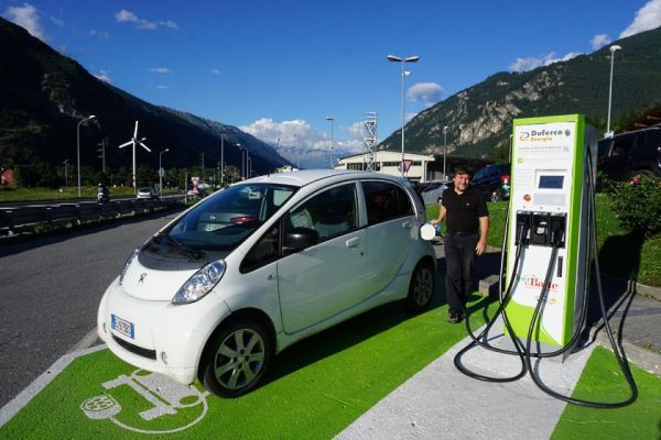 Il metereologo Luca Mercalli con la sua auto elettrica