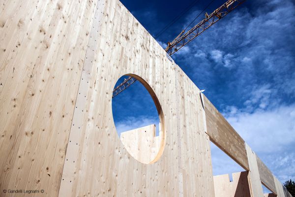 Prefabbricazione in legno con pannelli X-Lam per la scuola Nzeb di Carignano